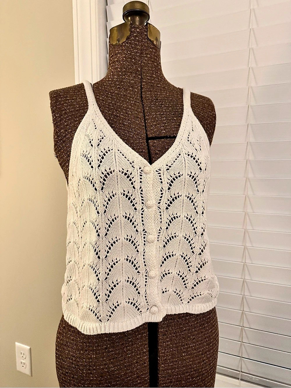 Forever 21 White Crochet V-Neck Size Small Like New